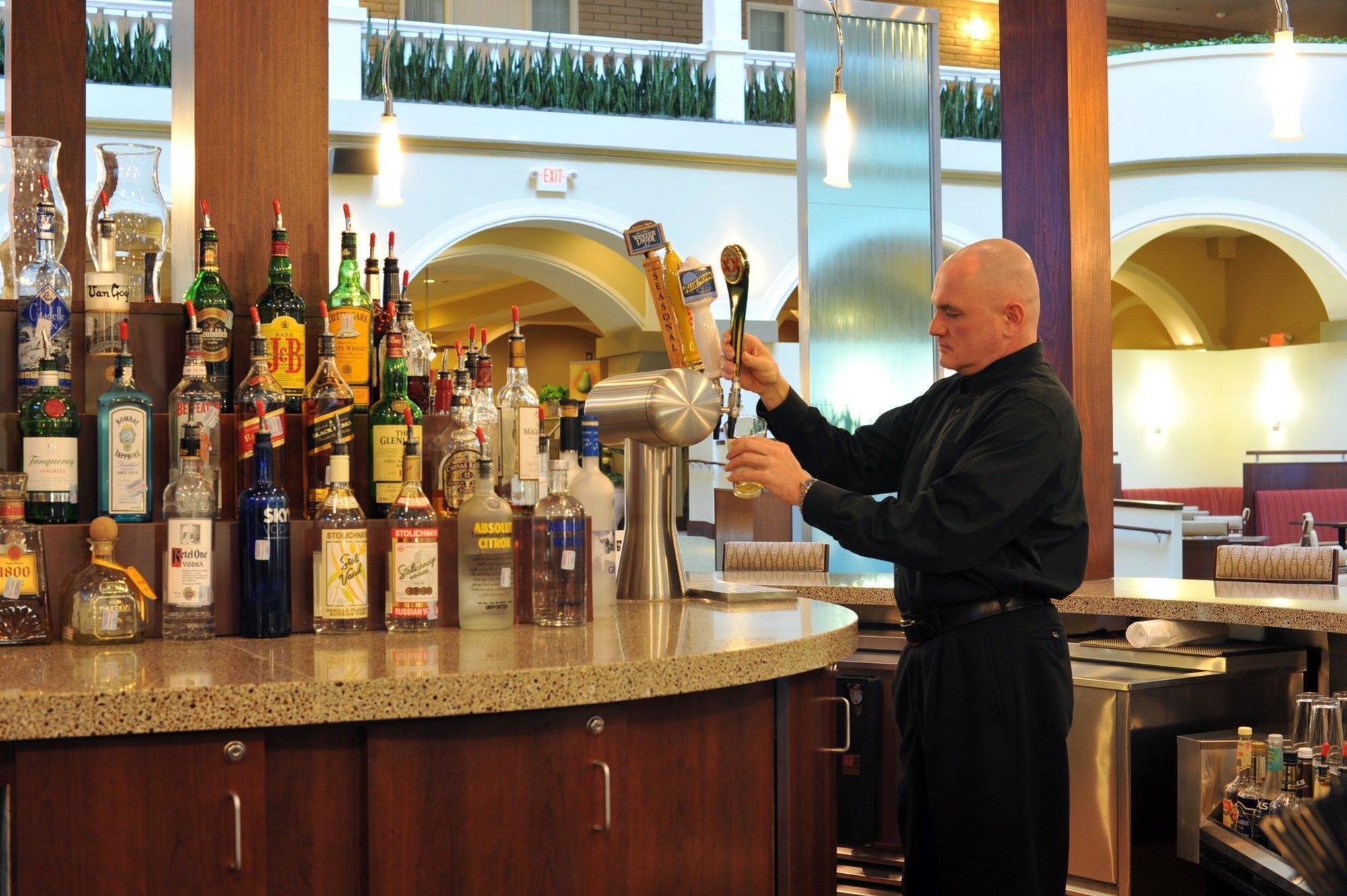 Embassy Suites Dallas - Park Central Area Restoran gambar